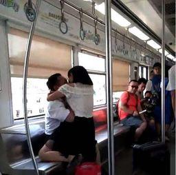 重庆女士爆料轻轨视频,惊险一幕！轻轨突发状况引关注